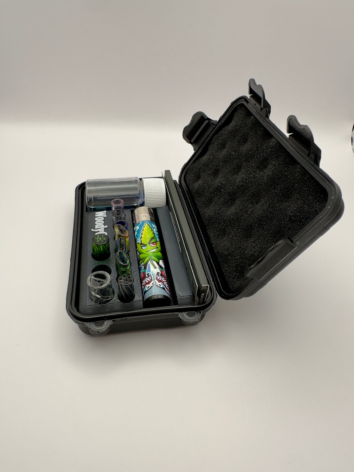 Drehset für Cannabis – Woody’s Rolling Toolbox mit Glastips, Papers & Feuerzeug