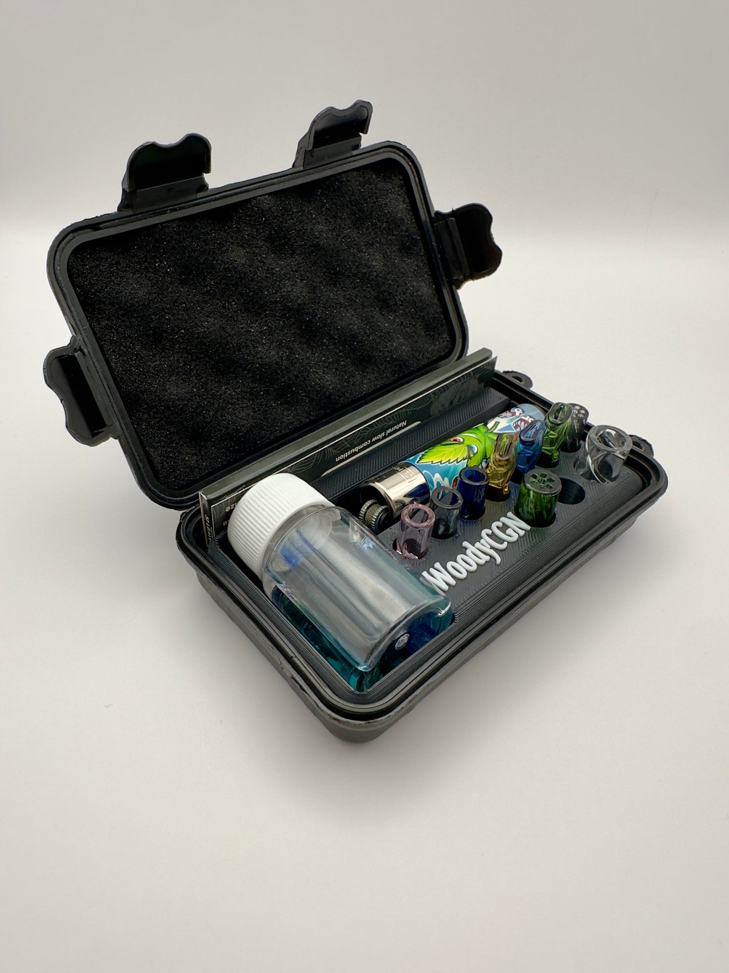 Drehset für Cannabis – Woody’s Rolling Toolbox mit Glastips, Papers & Feuerzeug